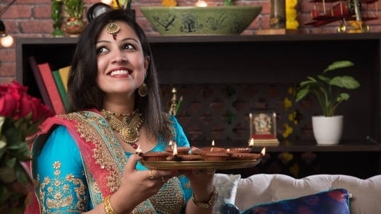 Diwali 2022: 5 trendy festive looks for Diwali puja(istockphoto)