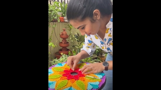 The image shows the woman making rangoli for Diwali using nails and threads.(Instagram/@craftsbazaar) The image shows the woman making rangoli for Diwali using nails and threads.(Instagram/@craftsbazaar)