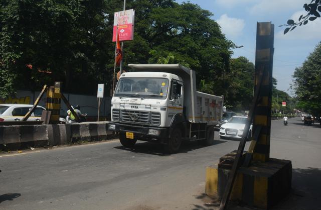 Police removed the barrier using cutters, on Wednesday. (SHANKAR NARAYAN/HT)