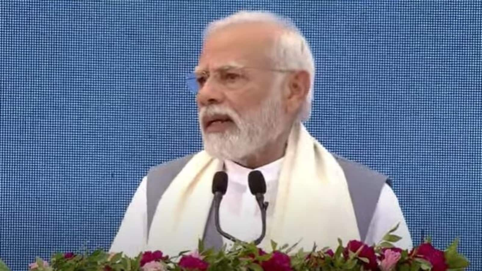 PM Modi holding his own umbrella ahead of monsoon session sparks naamdar vs  kaamdar debate