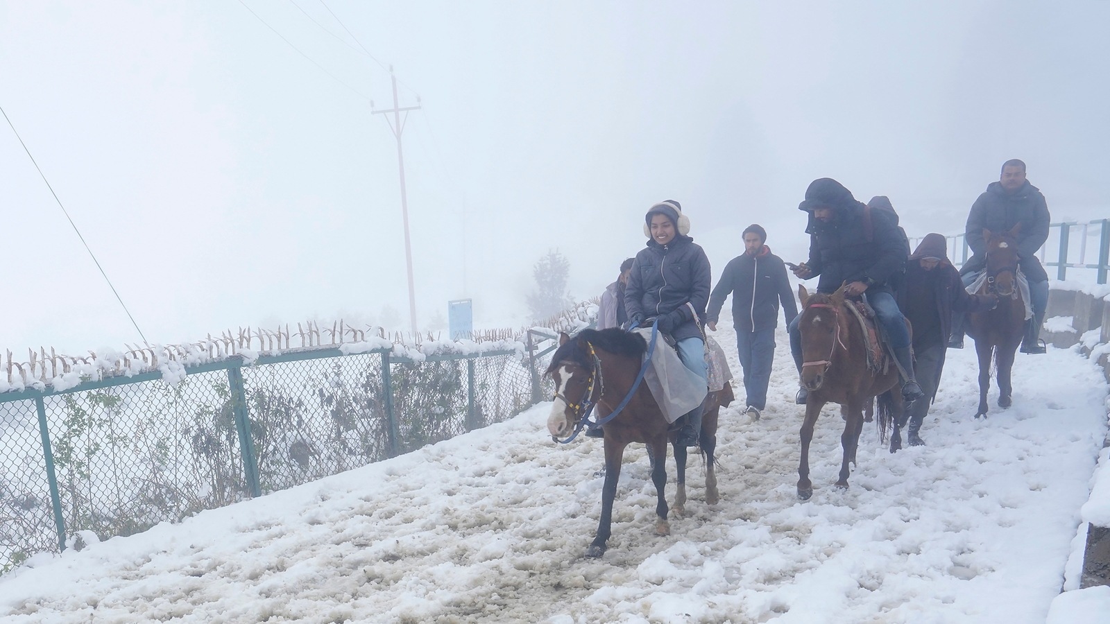 Tourists in for a surprise as snowfall, rains bring early winter in Kashmir