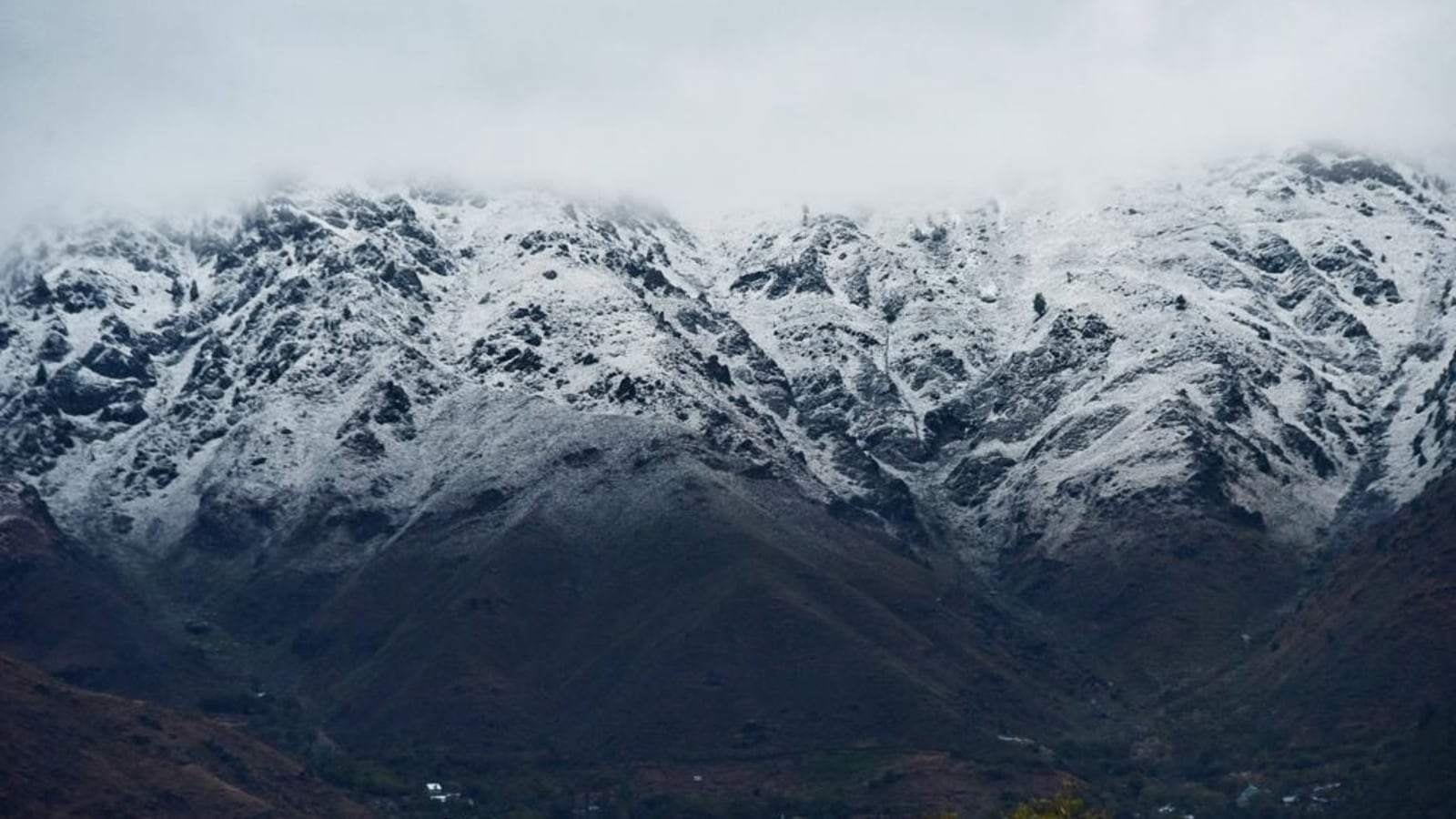 Gulmarg and Sonmarg receive season's first snowfall | In photos