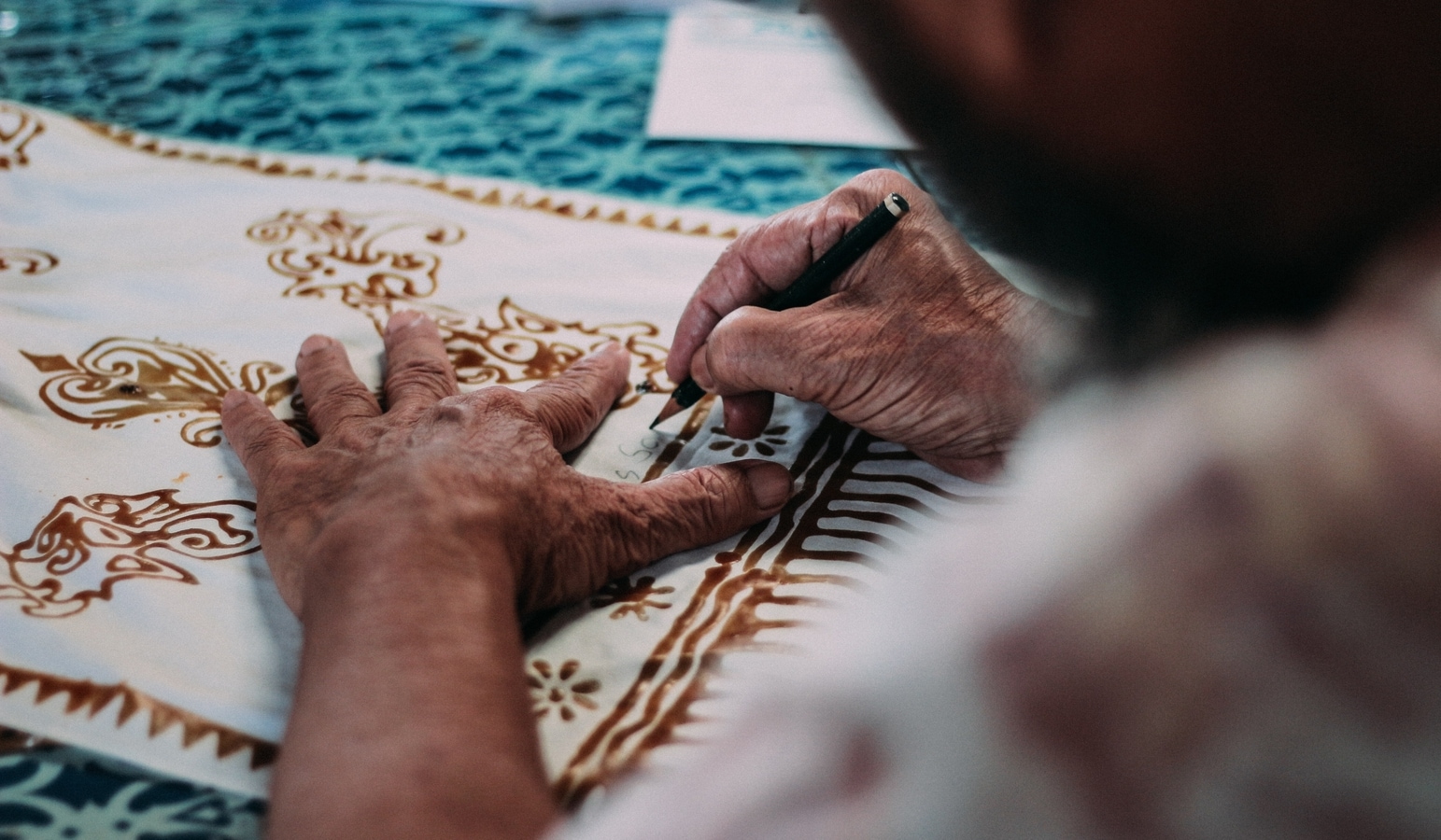 Afghan refugees create a new living by selling handicraft products