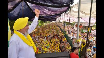 Farmers intensified their ongoing protest by completely blocking one side of the road outside Punjab chief minister Bhagwant Mann’s Sangrur residence as their agitation against the state government entered its 12th day on Thursday. (HT Photo) Farmers intensified their ongoing protest by completely blocking one side of the road outside Punjab chief minister Bhagwant Mann’s Sangrur residence as their agitation against the state government entered its 12th day on Thursday. (HT Photo)
