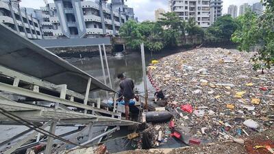 BMC has been using conveyor belts to collect and remove the trash from the river after it is blocked by trash booms, preventing the waste from going into the sea. (HT Photo) BMC has been using conveyor belts to collect and remove the trash from the river after it is blocked by trash booms, preventing the waste from going into the sea. (HT Photo)