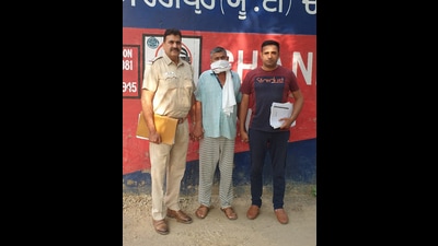 Proclaimed offender Joginder Singh in the custody of Chandigarh Police. (HT Photo)