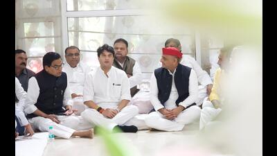 Union civil aviation minister Jyotiraditya Scindia meeting SP chief Akhilesh Yadav at Saifai village on Thursday. (Sourced)