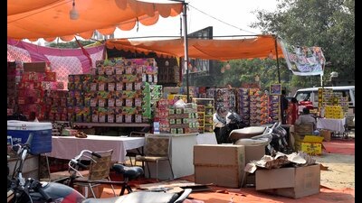 A large quantity of firecrackers has been kept in the open by vendors and a short circuit or a spark from a cracker may lead to a major mishap. (Gurpreet Singh/HT) A large quantity of firecrackers has been kept in the open by vendors and a short circuit or a spark from a cracker may lead to a major mishap. (Gurpreet Singh/HT)