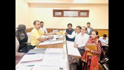Mukesh Agnihotri filing his nomination papers on Thursday. (HT Photo) Mukesh Agnihotri filing his nomination papers on Thursday. (HT Photo)