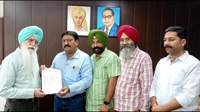 Members of Municipal Employees Sangharsh Committee submitting a memorandum with local bodies minister Inderbir Singh Nijjar in Chandigarh.The Ludhiana MC union also demanded that the state government regularise the jobs of 456 contractual drivers/beldars and other MC employees. (HT PHOTO)