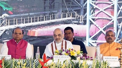Union home minister Amit Shah with Delhi lieutenant governor Vinai Kumar Saxena and Delhi BJP chief Adesh Gupta attends the inauguration of MCD's Tehkhand waste-to-energy plant at Tughlakabad in New Delhi on Thursday.&nbsp; (ANI)