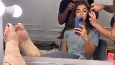 Pooja Hegde prepping up for shoot with injured foot. Pooja Hegde prepping up for shoot with injured foot. 