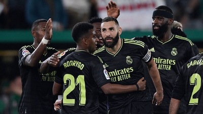 LaLiga - Elche v Real Madrid - Estadio Manuel Martinez Valero, Elche, Spain - October 19, 2022 Real Madrid's Karim Benzema celebrates scoring their second goal with teammates (REUTERS)
