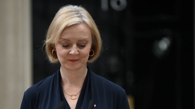 Britain's Prime Minister Liz Truss delivers a speech outside of 10 Downing Street in central London on October 20, 2022, to announce her resignation. (Photo by Daniel LEAL / AFP) Britain's Prime Minister Liz Truss delivers a speech outside of 10 Downing Street in central London on October 20, 2022, to announce her resignation. (Photo by Daniel LEAL / AFP)