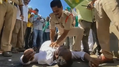 Andhra Pradesh cop performing CPR on the farmer who collapsed during Maha Padyatra.&nbsp; (Twitter/@APPOLICE100)
