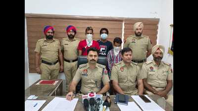 The snatchers in the custody of Mohali police on Thursday. (HT Photo) The snatchers in the custody of Mohali police on Thursday. (HT Photo)