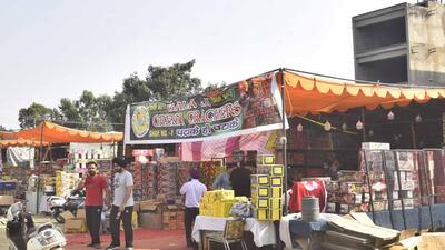 To avoid the traffic jams inside markets during Diwali, Ludhiana police are planning to declare at least 10 markets in the city vehicle free for at least three days till Monday. (Gurpreet Singh/HT) To avoid the traffic jams inside markets during Diwali, Ludhiana police are planning to declare at least 10 markets in the city vehicle free for at least three days till Monday. (Gurpreet Singh/HT)