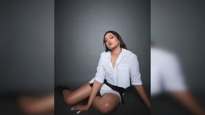 For makeup, Sonakshi Sinha opted for her signature bold winged eyes and nude lips. (Instagram/@aslisona) For makeup, Sonakshi Sinha opted for her signature bold winged eyes and nude lips. (Instagram/@aslisona)