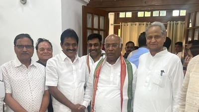 Rajasthan chief minister Ashok Gehlot with Congress president Mallikarjun Kharge, General Secretary KC Venugopal, and Rajasthan chief whip Mahesh Joshi (Right to Left). (@ashokgehlot51) Rajasthan chief minister Ashok Gehlot with Congress president Mallikarjun Kharge, General Secretary KC Venugopal, and Rajasthan chief whip Mahesh Joshi (Right to Left). (@ashokgehlot51)