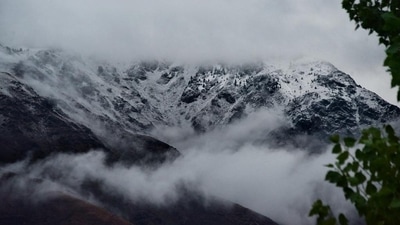 IMD had earlier issued a warning that western disturbance approaching the region could result in heavy snowfall and rains. The horticulture department, following the update advised fruit farmers in the region to speed up apple harvest while there is time. (Waseem Andrabi/HT Photo) IMD had earlier issued a warning that western disturbance approaching the region could result in heavy snowfall and rains. The horticulture department, following the update advised fruit farmers in the region to speed up apple harvest while there is time. (Waseem Andrabi/HT Photo)