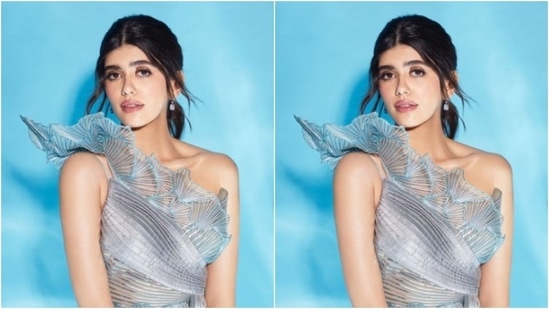 Sanjana’s silver gown featured one dramatic shoulder and a plunging neckline. The bodycon came down in multiple tiers and hugged Sanjana’s shape perfectly.(Instagram/@sanjanasanghi96)