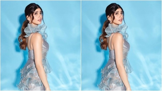 Assisted by makeup artist Pushkin Bhasin, Sanjana decked up in nude eyeshadow, black eyeliner, mascara-laden eyelashes, contoured cheeks and a shade of nude lipstick.(Instagram/@sanjanasanghi96)