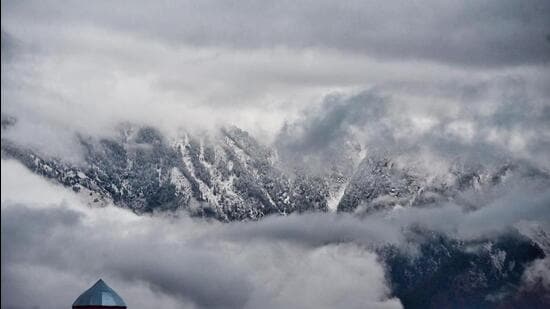 Sadna Top, Machil, and Gurez also received snowfall while rain lashed the rest of Kashmir. (HT PHOTO)