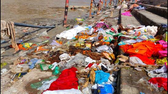 Solid waste materials on the Ganga ghats in Haridwar district, Uttarakhand. (HT Photo)