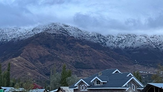 In a fresh update, the weather department said no major snowfall is expected in the region in the next 10 days. However moderate rainfall/light snowfall could keep occurring at isolated places.(Waseem Andrabi/HT Photo)