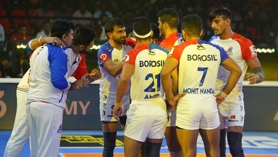 Haryana Steelers captain Joginder Narwal chats with teammates (JSW Sports Media)