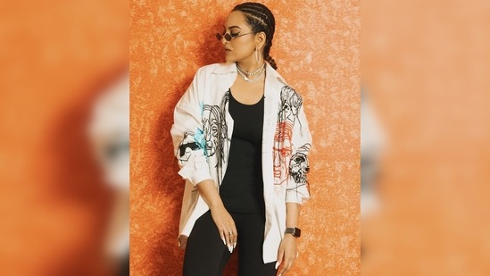For day 3 of Double XL promotions, Sonakshi Sinha donned a black tank top, and black leggings which she paired with an oversized white shirt with a quirky print.(Instagram/@aslisona)