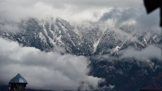 Srinagar MeT department said the current rain spell and light snowfall in the upper reaches are likely to continue till late Thursday afternoon.(Waseem Andrabi/HT photo)