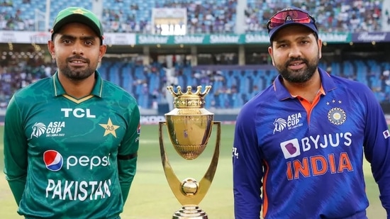 Pakistan captain Babar Azam and India skipper Rohit Sharma pose with Asia Cup.(ACC)