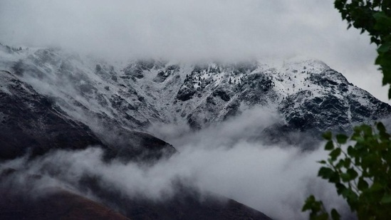 IMD had earlier issued a warning that western disturbance approaching the region could result in heavy snowfall and rains. The horticulture department, following the update advised fruit farmers in the region to speed up apple harvest while there is time.(Waseem Andrabi/HT Photo)
