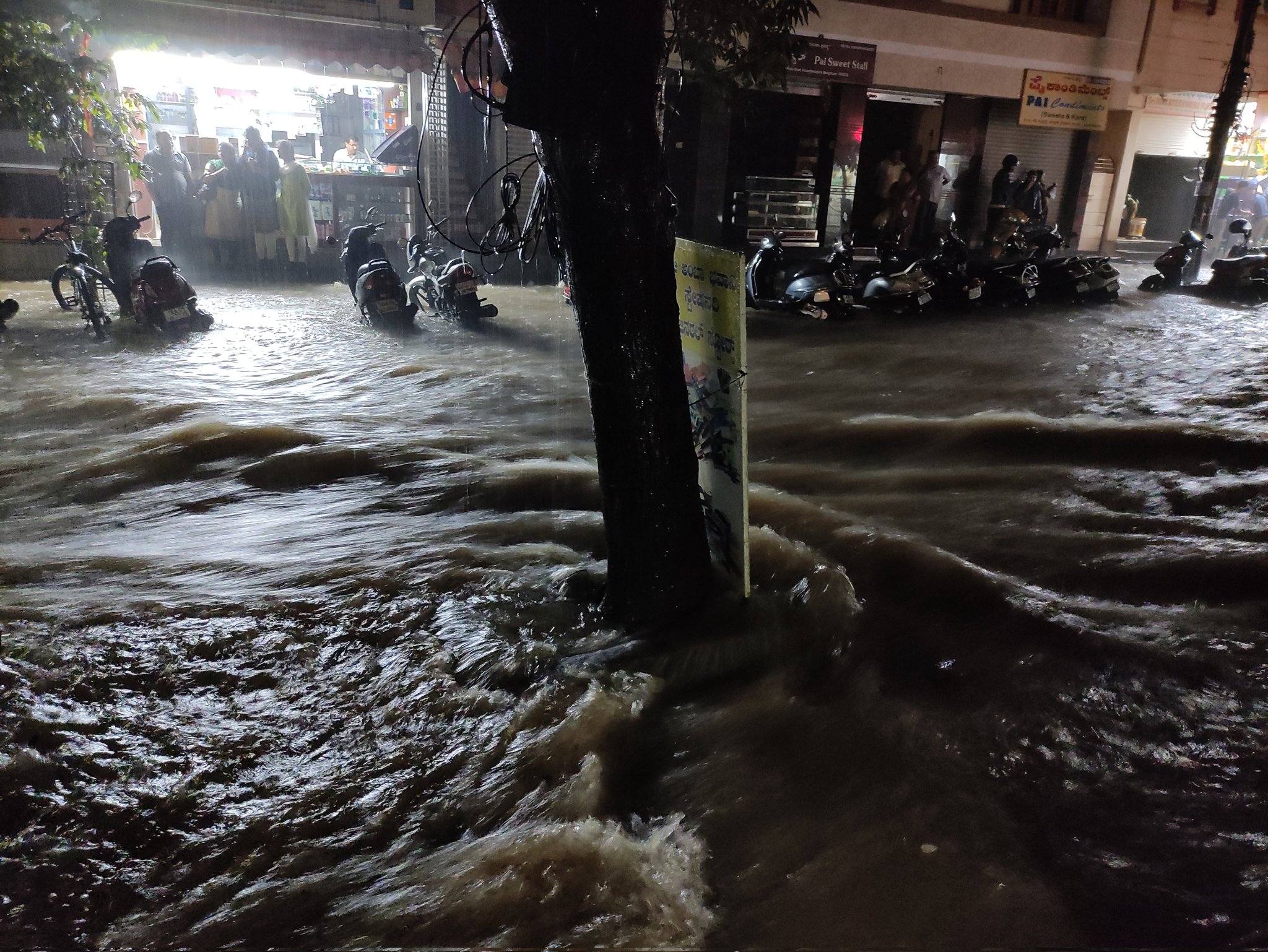 Rain left many parts of the city inundated and waterlogged, visuals showed. (@HomelanderBale-Twitter) Rain left many parts of the city inundated and waterlogged, visuals showed. (@HomelanderBale-Twitter)