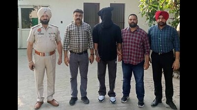 The aide of gangster Puneet Bains in Ludhiana police custody. (HT)