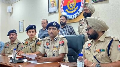 Police commissioner Kaustubh Sharma addressing a press conference regarding the arrest of two people with 100 kg poppy husk. (Gurpreet Singh/HT)