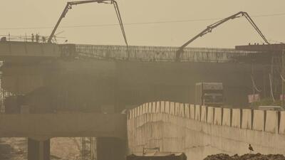 A construction site engulfed in a thick layer of smog at Dwarka Expressway in Gurugram. (Vipin Kumar/HT Photo) A construction site engulfed in a thick layer of smog at Dwarka Expressway in Gurugram. (Vipin Kumar/HT Photo)