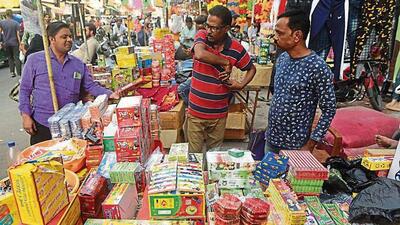 Fiirecrackers being sold in a mark in Lucknow ahead of Diwali. (Deepak Gupta/HT) Fiirecrackers being sold in a mark in Lucknow ahead of Diwali. (Deepak Gupta/HT)