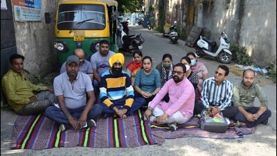 The protest outside Police DAV Public School, Civil Lines, Ludhiana, continued for the second straight day on Friday (Harvinder Singh/HT)