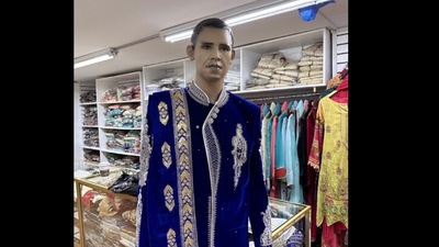 Mannequin that looks like Barack Obama. (Twitter/@lilcosmicowgirl)