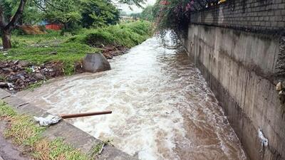 The small bridge located near Sanskriti School in Pune from where a food delivery executive went missing has broken railings and in need of repairs since past five years. (HT)
