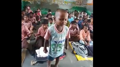 Energetic kid teaches classmates. (Twitter/@Gulzar_Sahab)
