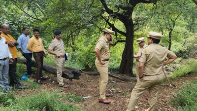 Thane, India - October 21, 2022: Police officials investigating and examining the spot where an incident of firing took place, in which one person was injured in the morning near the forest, at Lokmanya Nagar, in Thane, Mumbai, India, on Friday, October 21, 2022. (Praful Gangurde/HT Photo) (HT PHOTO)