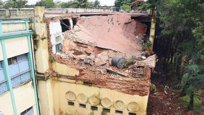 A part of the first floor of the Maharani’s Science College collapsed due to incessant rains over the last few days. (HT Photo) A part of the first floor of the Maharani’s Science College collapsed due to incessant rains over the last few days. (HT Photo)