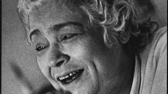 Ismat Chughtai in a photograph dated 1st April, 1992. (Babu Ram/HT Photo) Ismat Chughtai in a photograph dated 1st April, 1992. (Babu Ram/HT Photo)