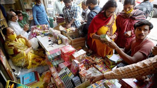 Indiscriminately bursting of any firecrackers or throwing any firecracker within 50 feet of any street or road, producing a sound of 125 decibels within 4 meters from the place where a firecracker is set off is prohibited. (REPRESENTATIVE PHOTO)