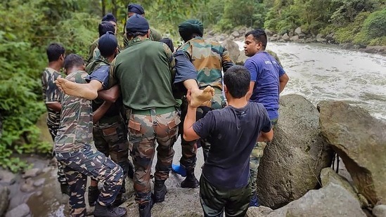 सेना का  हेलीकॉप्टर जम्मू-कश्मीर के किश्तवाड़ में दुर्घटनाग्रस्त, दोनों पायलट घायल