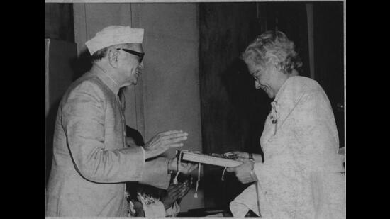 President Fakhruddin Ali Ahmed presenting the Hum Sab Ghalib Award to Ismat Chughtai in New Delhi on 20 October 1975. (HT Photo) President Fakhruddin Ali Ahmed presenting the Hum Sab Ghalib Award to Ismat Chughtai in New Delhi on 20 October 1975. (HT Photo)