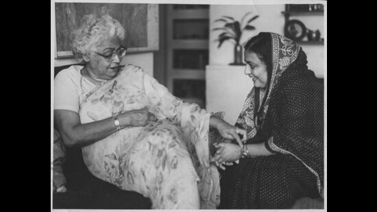 Ismat Chughtai with a friend in a photograph dated 16 February 1986. (HT Photo) Ismat Chughtai with a friend in a photograph dated 16 February 1986. (HT Photo)